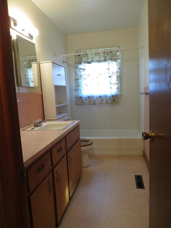 Building Photo - 1210 Bel Air Dr