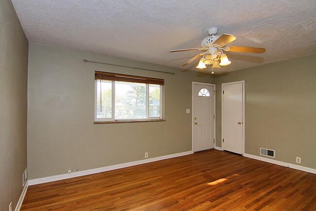 Foto del edificio - 955 Hillview Dr