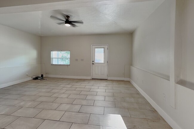 Building Photo - 3801 1/2 W Palmira Ave