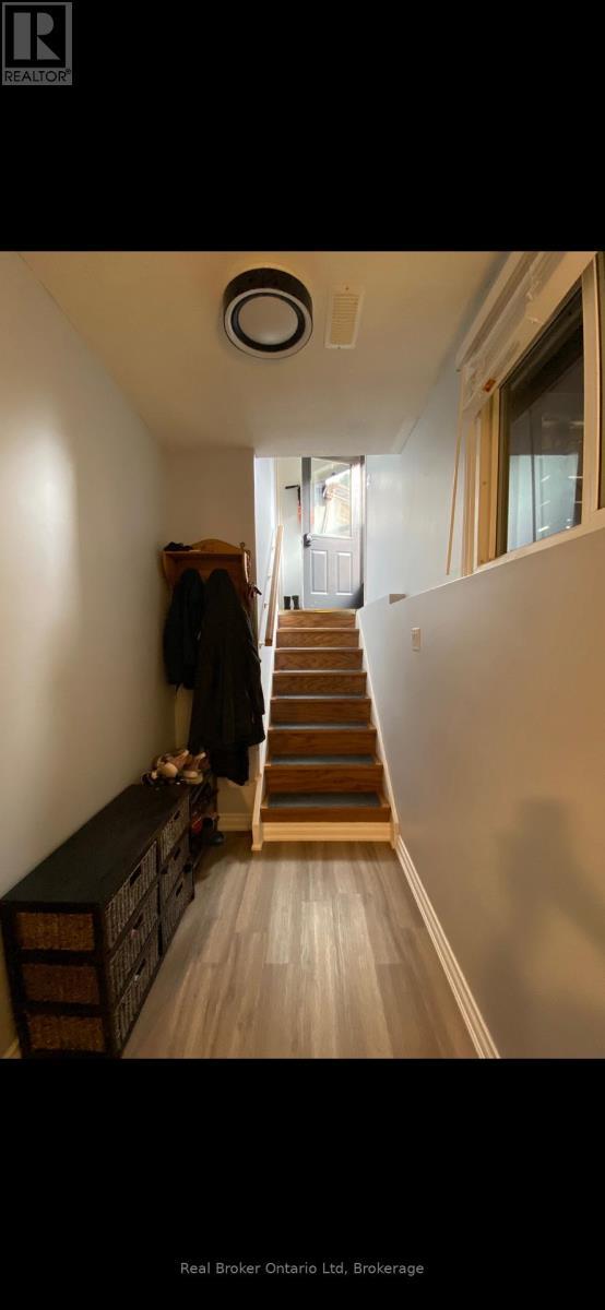 Photo du bâtiment - 1819 Old Second Rd S