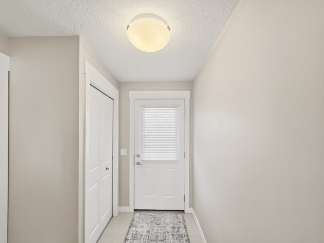 Building Photo - 5305-5332 32 Ave SW