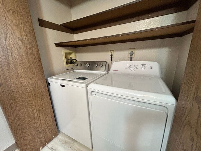 Building Photo - Two Bedroom Condo in Aiea