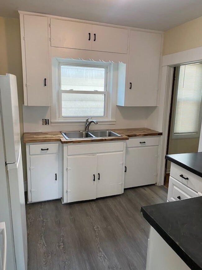 Spacious and beautifully remodeled 5 bed 2 bathroom home - Spacious and beautifully remodeled 5 bed 2 bathroom home