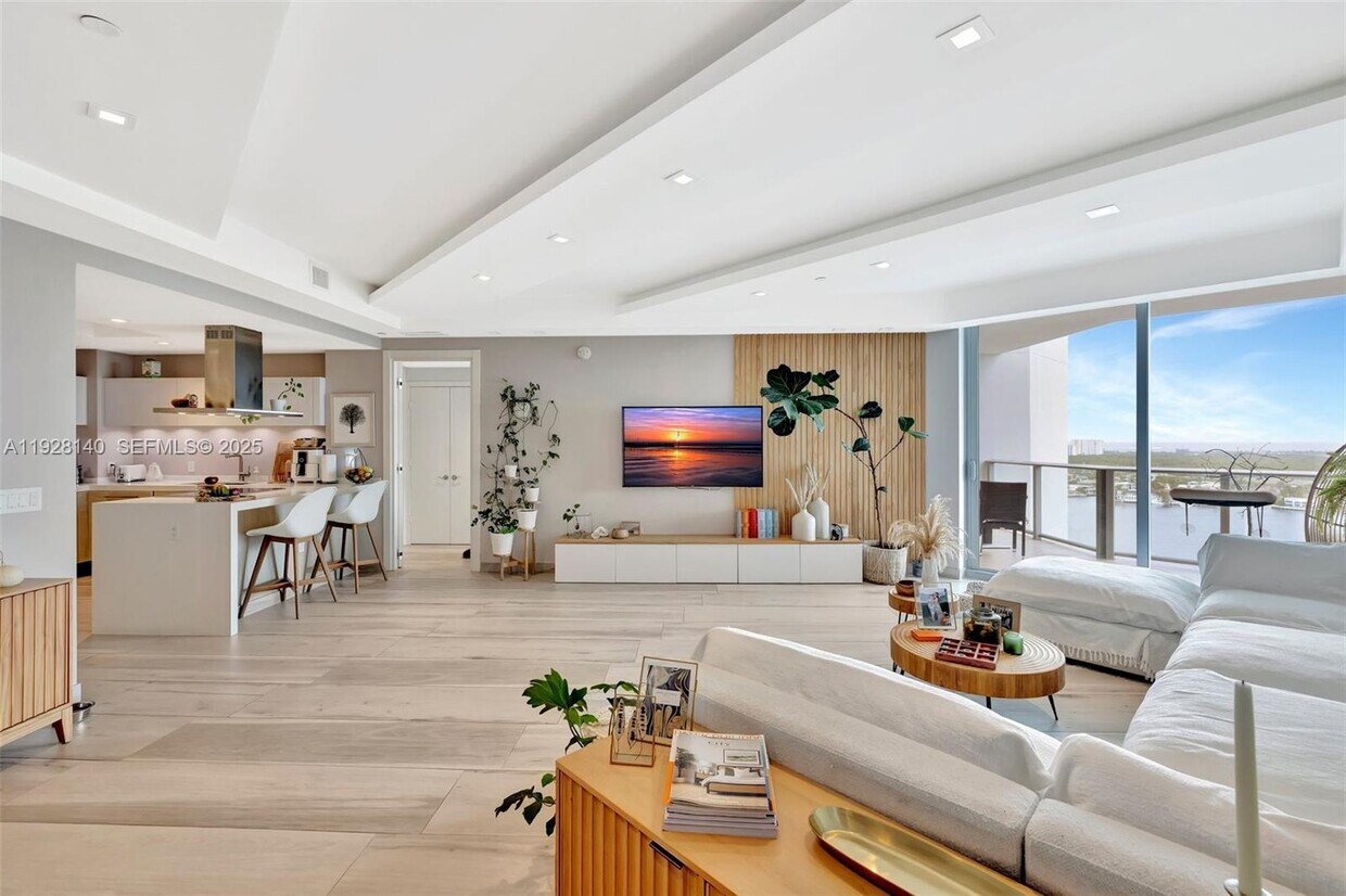 Foto principal - 17111 Biscayne Blvd