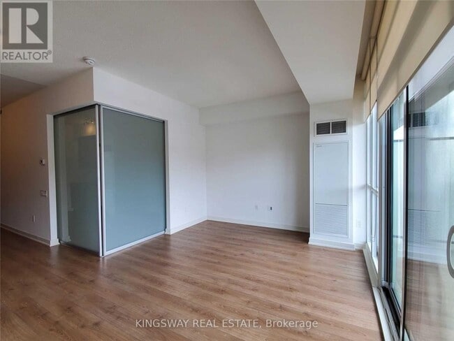 Photo du bâtiment - 775 King St W