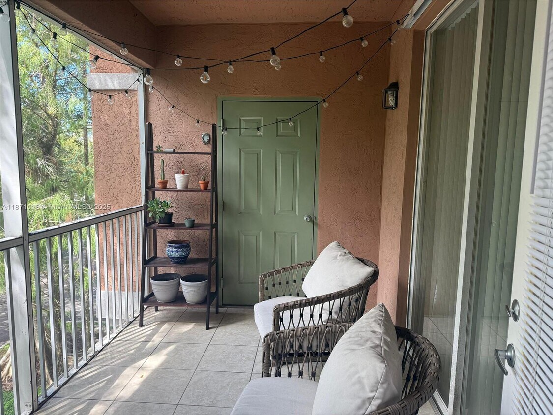Foto principal - 6876 W Sample Rd