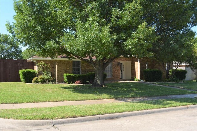 Building Photo - 2242 Roundrock Dr