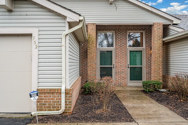 Building Photo - 752 Hilltop Ln