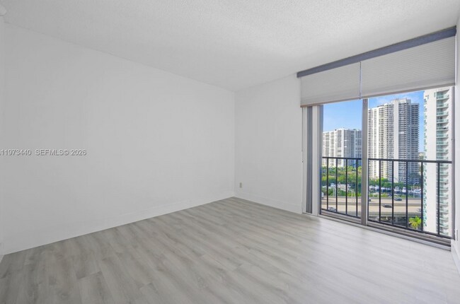 Foto del edificio - 19355 Turnberry Way