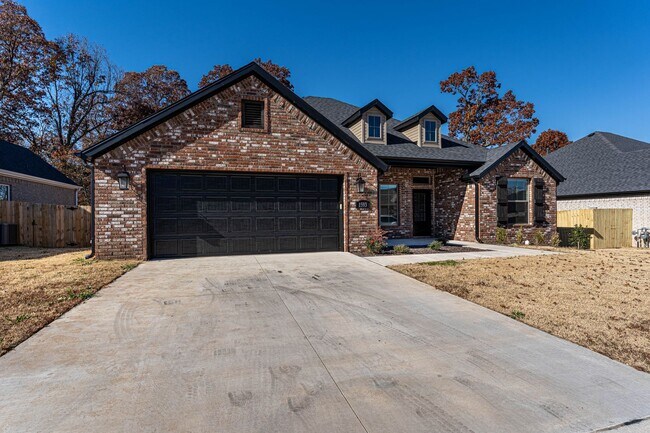 Foto del edificio - Four Bedroom Home In Fayetteville!!