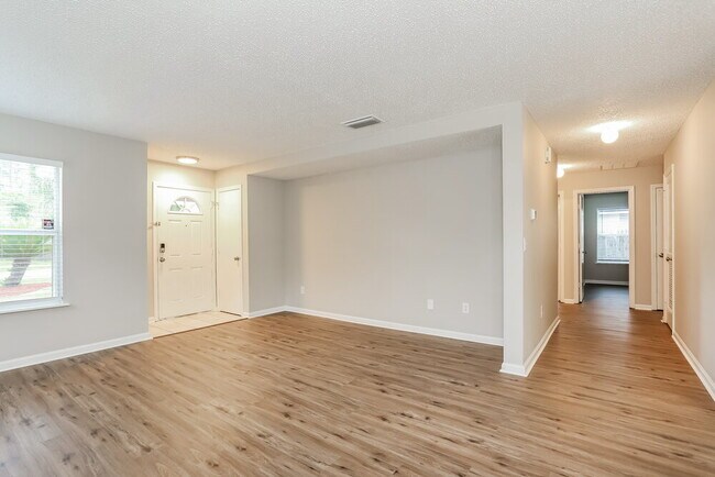 Foto del edificio - 5736 Birds Nest Ln