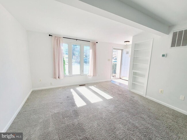 Building Photo - 5584 Talbot Ct