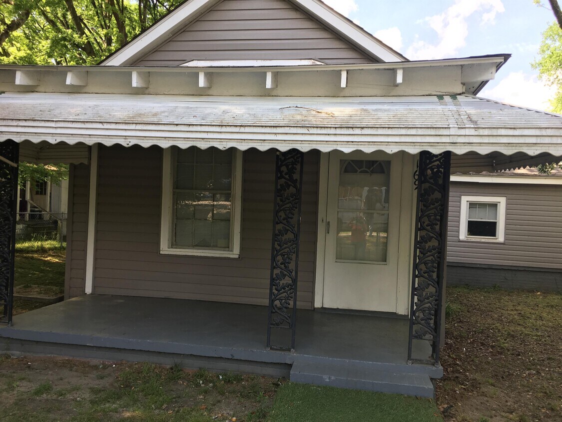 Primary Photo - 169 Pelzer St