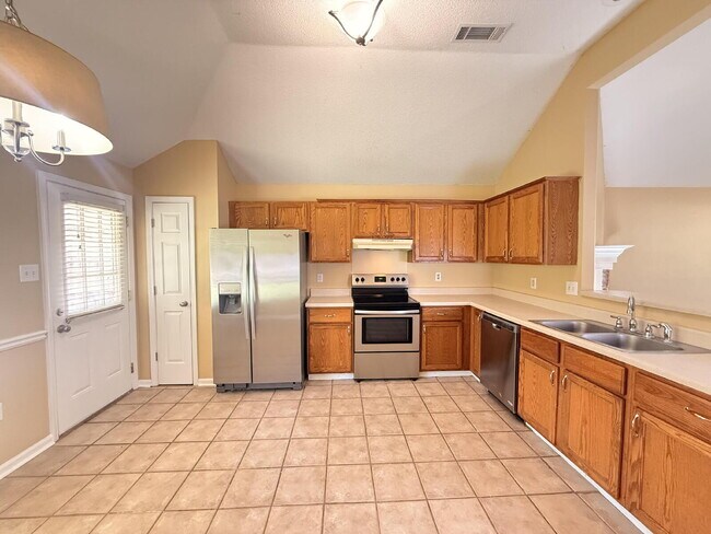 Foto del edificio - "Charming 3-Bedroom Lakeland Home with Cozy Fireplace & Gleaming Hardwood Floors!"
