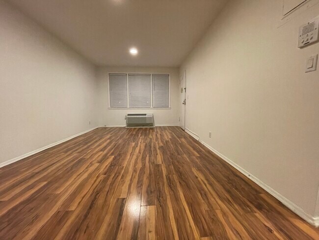 Foto del edificio - 215 W Broadway