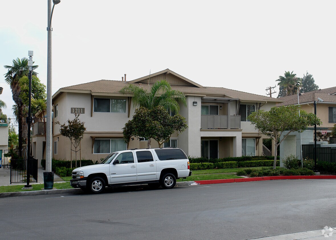 Building Photo - 1211 W Lynne Ave