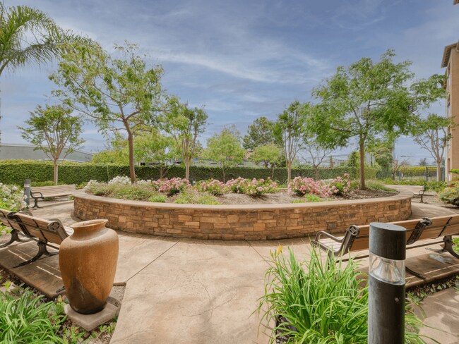 Foto del edificio - Hayward Village Senior Apartments