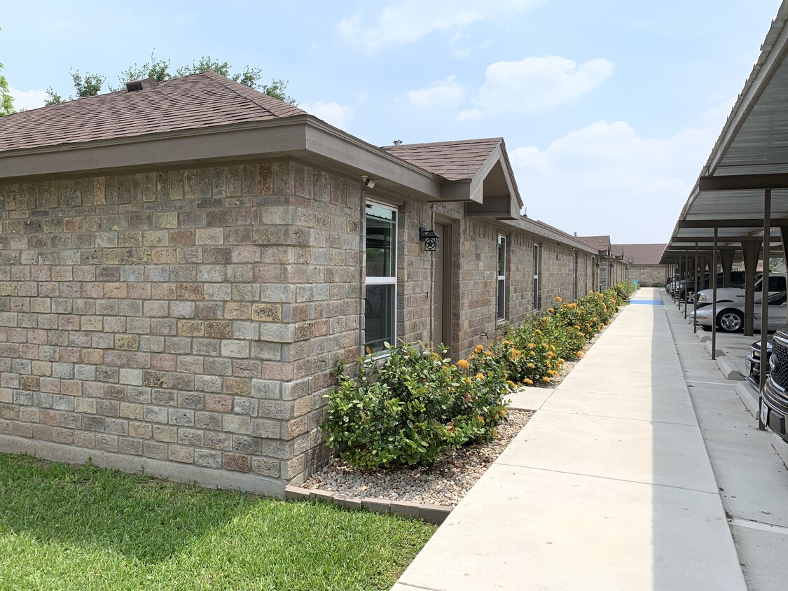 front door view - 209 W Sugarcane Dr