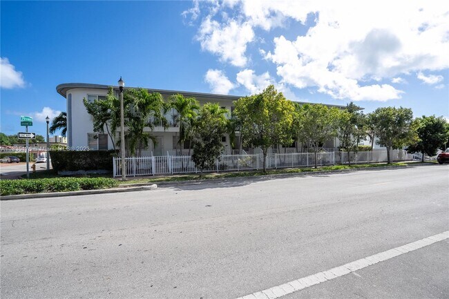 Foto del edificio - 7925 Hawthorne Ave