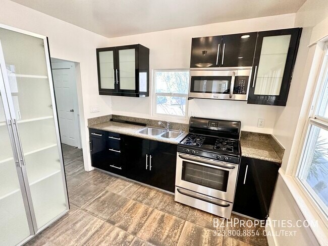 Building Photo - Light-Filled Renovated 1Bed 1Bath In Prime...