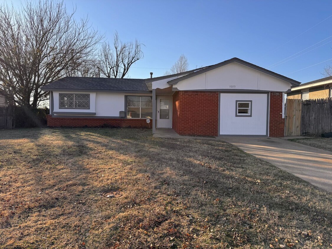 Primary Photo - 4 Bed 1.5 Bath in Midwest City! Half off o...