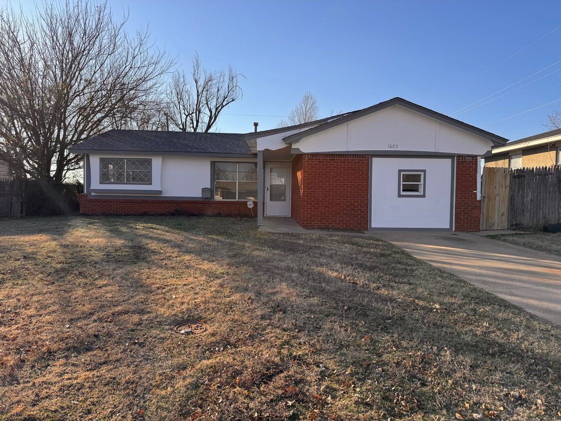 Primary Photo - 4 Bed 1.5 Bath in Midwest City!