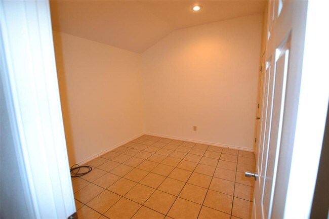 Building Photo - 253 Old Groveton Rd