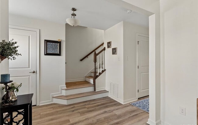 Building Photo - 7832 Mint Ln