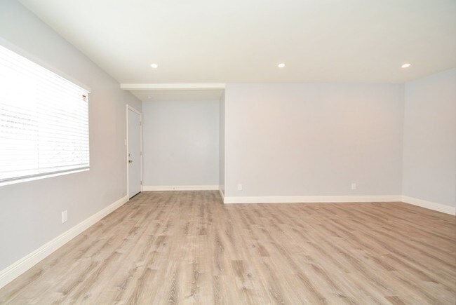 Building Photo - NEW upgraded 3 / 2 ground floor apartment!
