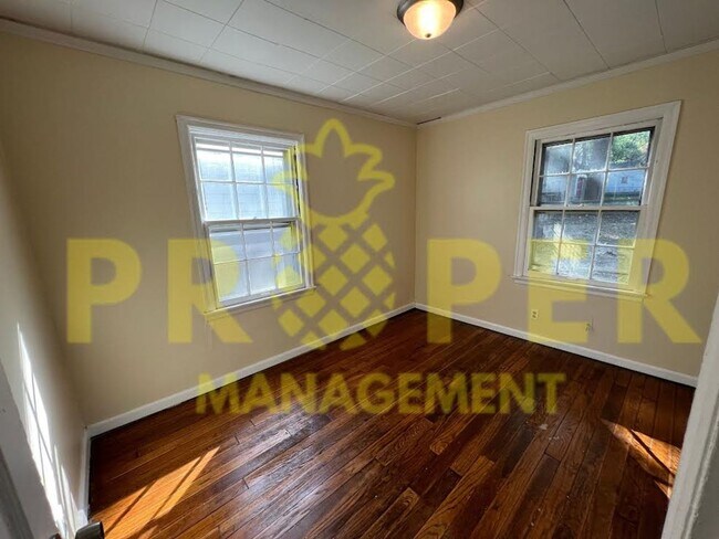 Foto del edificio - 3 bedrooms 1 bathroom house