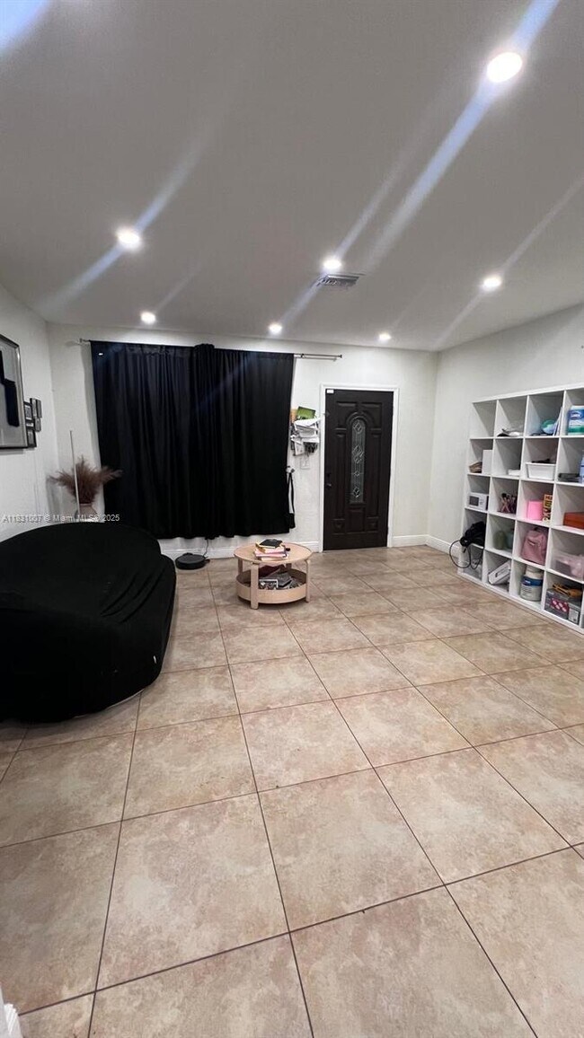 Foto del edificio - 245 NW 117th St