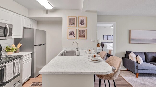 Nuestras cocinas cuentan con una barra de desayuno perfecta, con impresionantes encimeras blancas Carrara, que crean un puente entre la obra maestra de la cocina y el acogedor espacio de estar. - River Bluff of Lexington