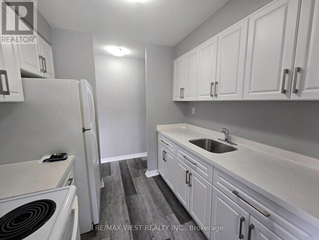 Building Photo - 80 William St W