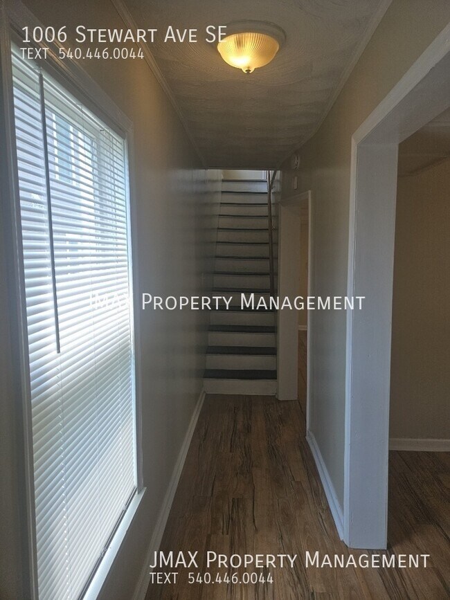Foto del edificio - 1006 Stewart Ave SE