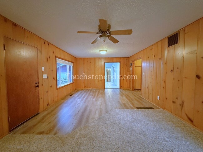 Foto del edificio - Bright Milwaukie Home with Deck and Large Yard!