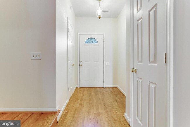 Foto del edificio - 7170 Westfield Ct
