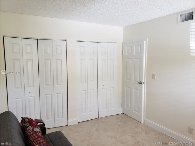 Foto del edificio - 8330 Sands Point Blvd