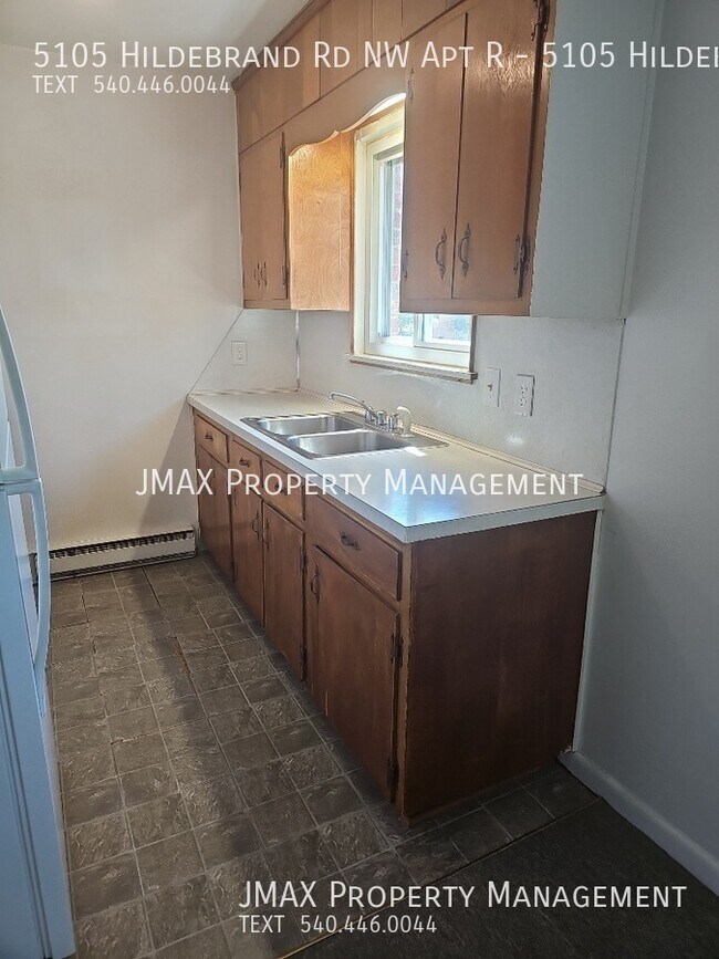 Building Photo - Top Floor & Budget Friendly