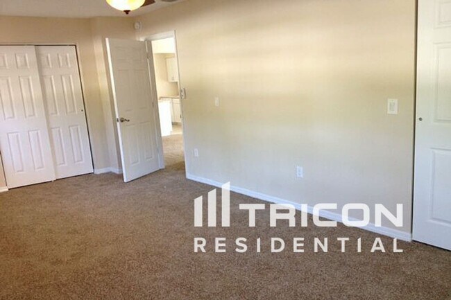 Building Photo - 4000 Berkshire Dr