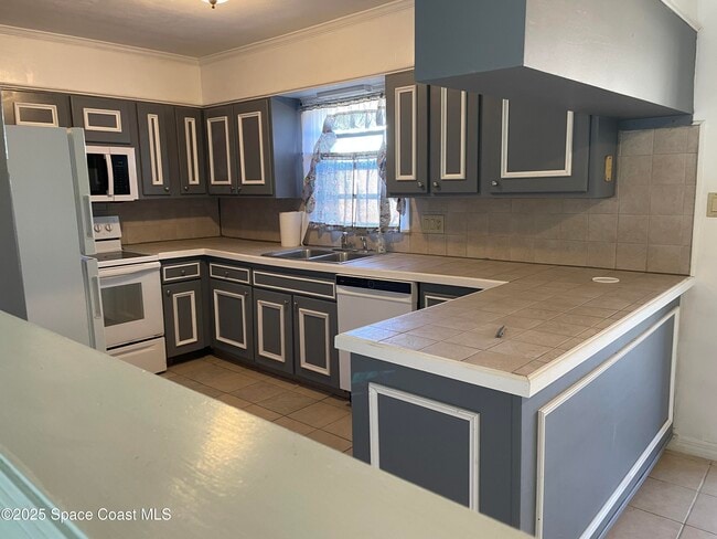 Building Photo - 2155 Palm Ave