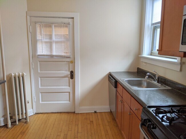Building Photo - 914 Crain St