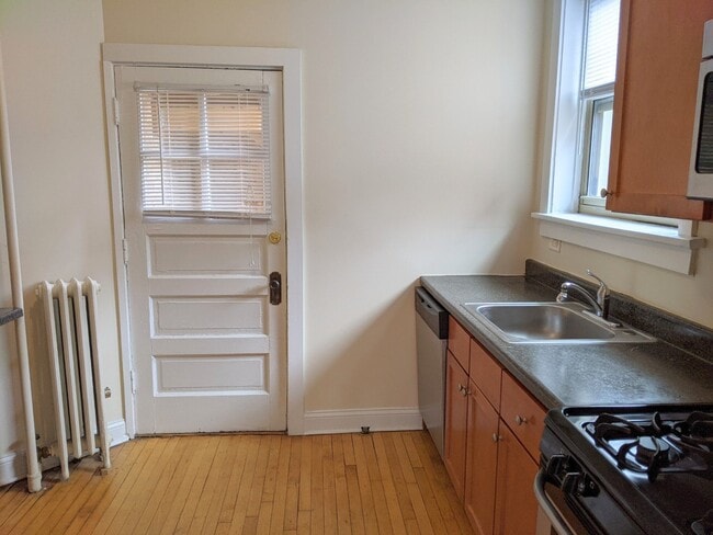 Building Photo - 914 Crain St