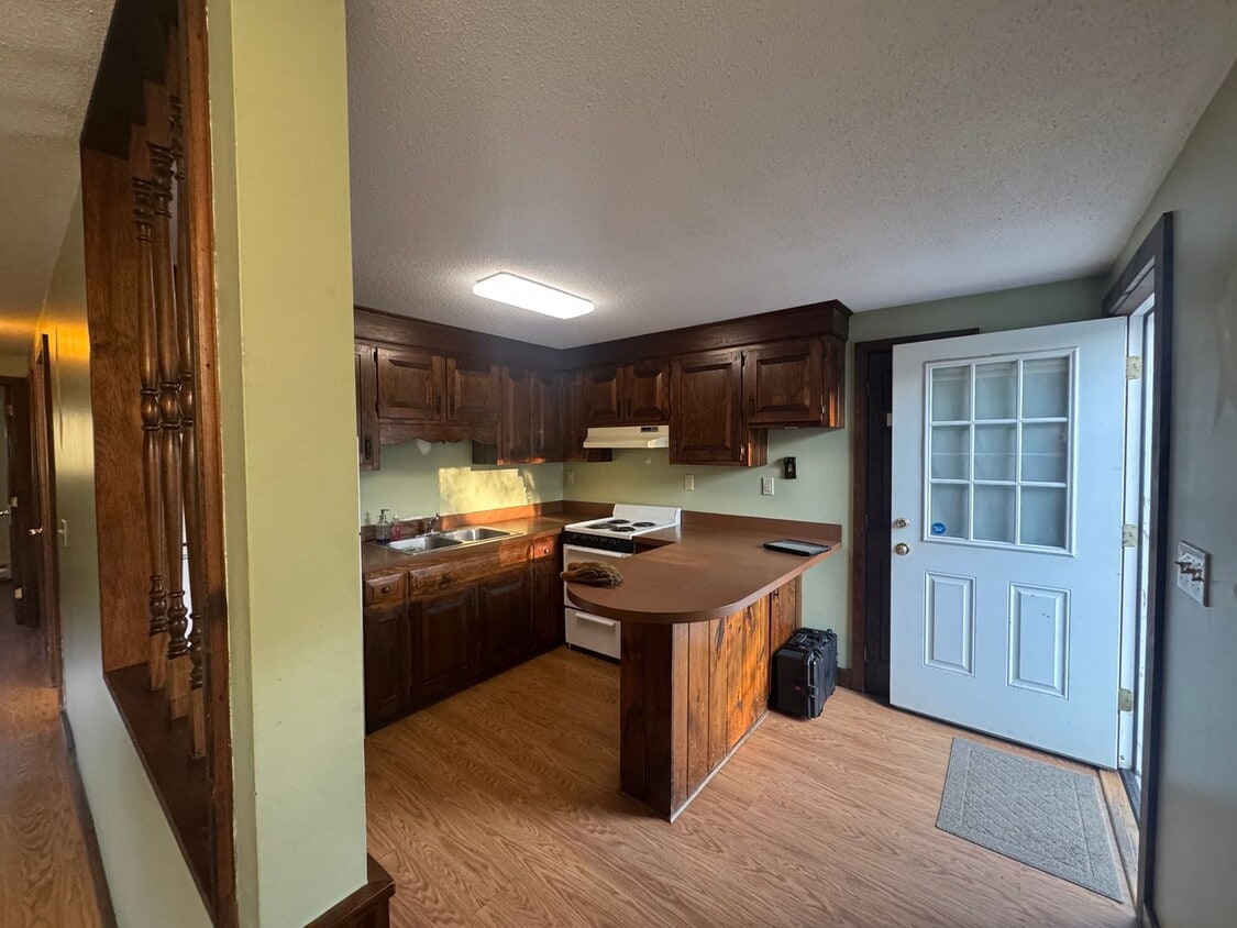 Cozy 2-Bedroom Second-Floor Home with Backyard & Deck - Cozy 2BR / 1BA Home with Spacious Layout