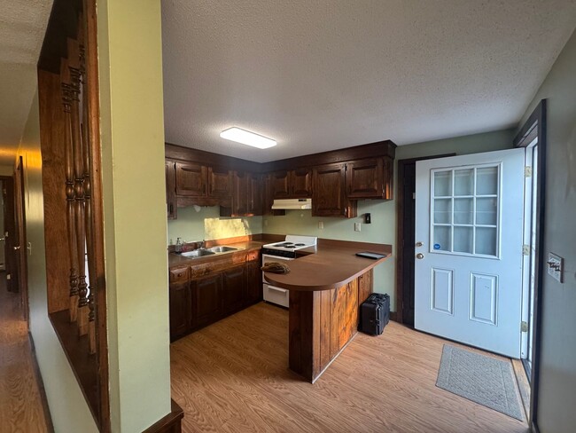 Cozy 2-Bedroom Second-Floor Home with Backyard & Deck - Cozy 2-Bedroom Second-Floor Home with Backyard & Deck