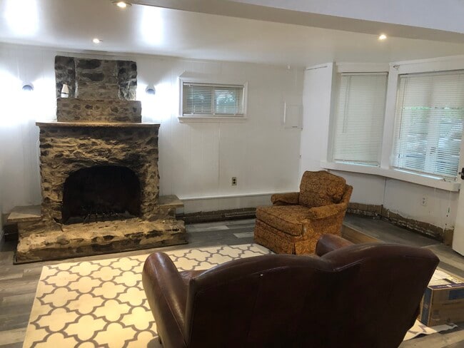 Living area - 704 Bethel Ave