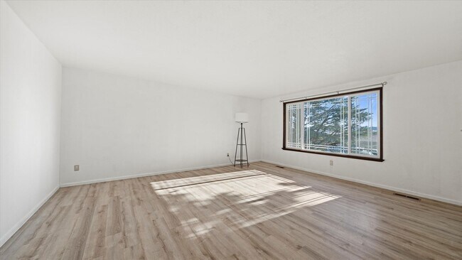 Foto del edificio - Stunning 4-Bedroom Modern Home in West Richland