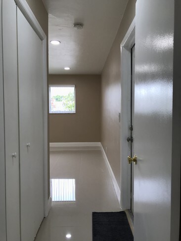 Building Photo - 523 S Rainbow Dr