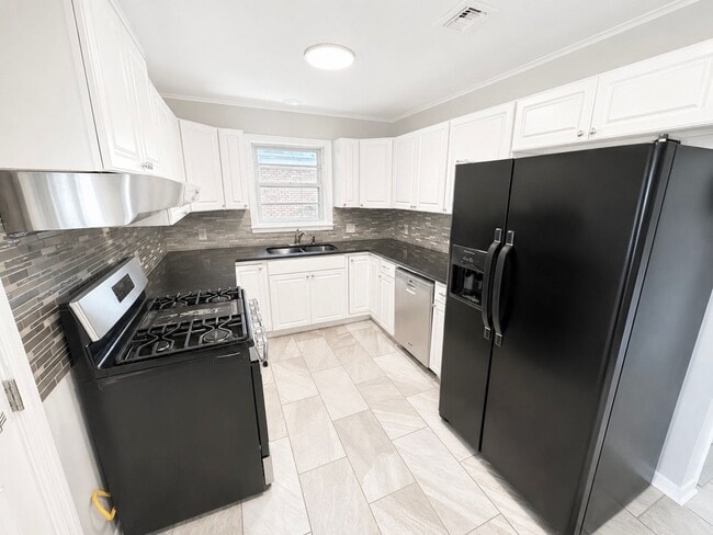 Building Photo - Charming 3-Bedroom Home with Spacious Backyard!