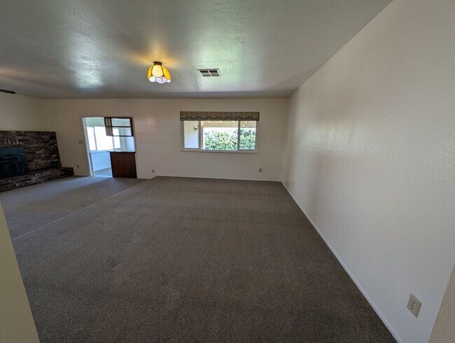 Building Photo - 4 Bedroom 2 Bath Near Westside Shopping Center