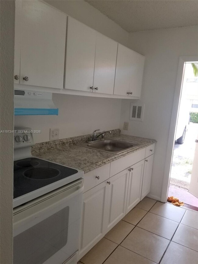 Building Photo - 850 E Commercial Blvd